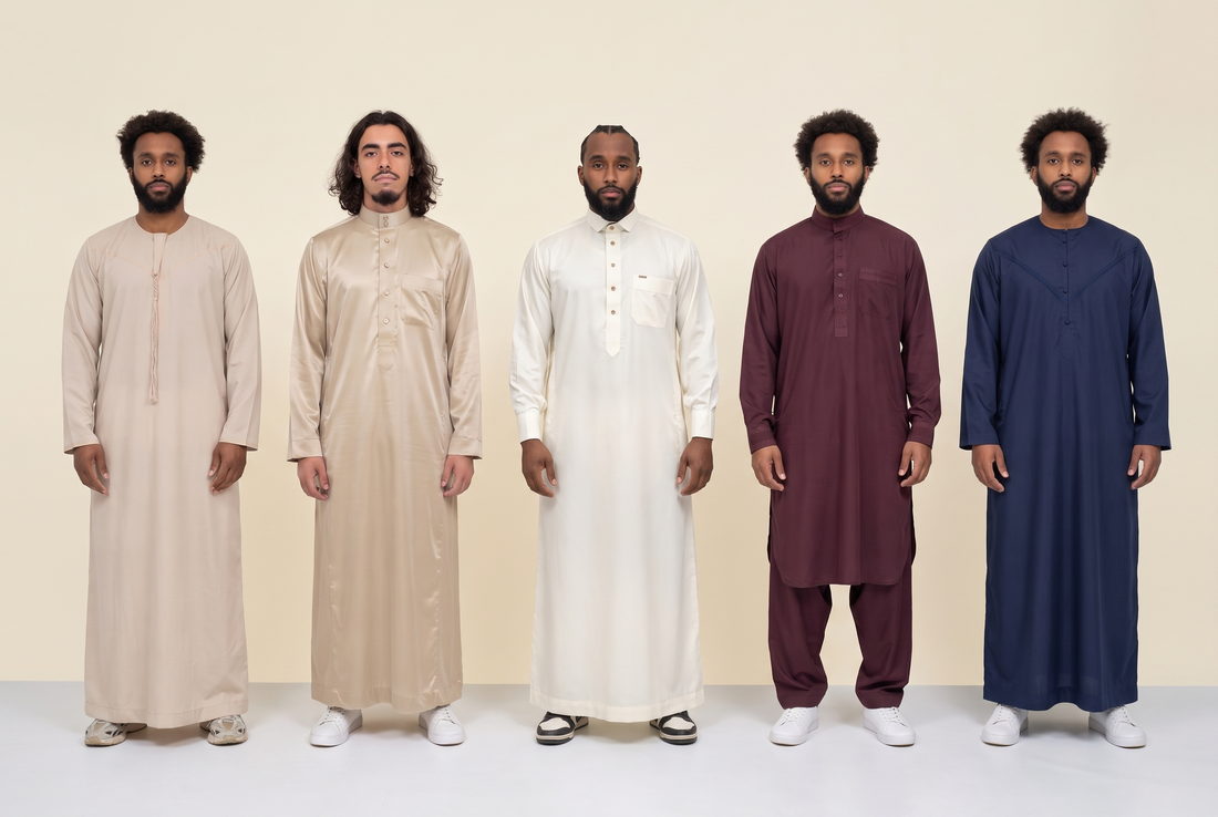 Cinq qamis Zein alignés, omani, saoudien, qatari, pakistanais et émirati