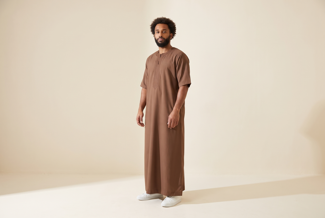 Gandoura marocaine marron portée de trois quarts, manches courtes