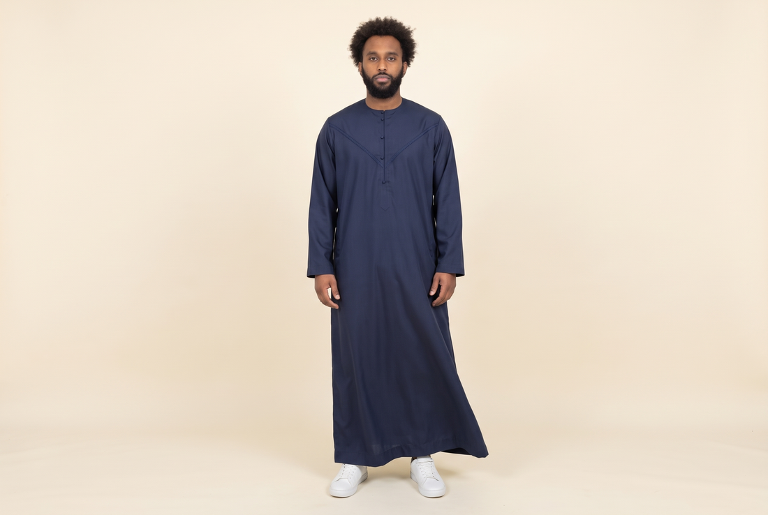 Qamis émirati bleu marine Imran porté de face, coupe ample et encolure ronde