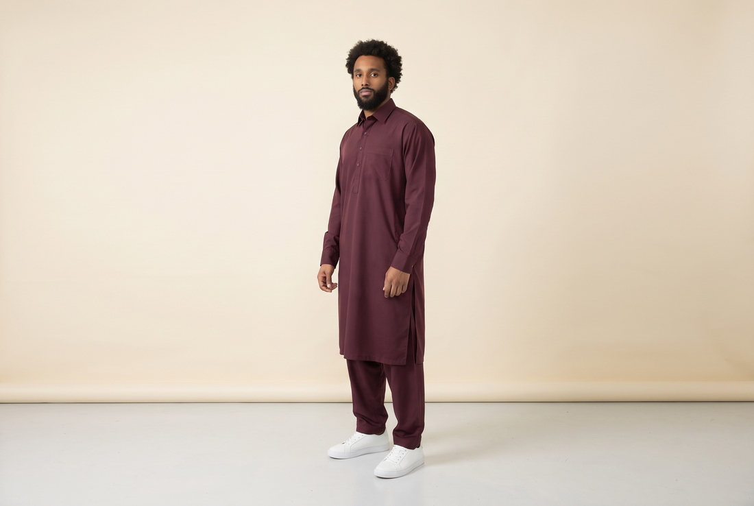 Ensemble qamis pakistanais bordeaux avec pantalon assorti, porté de trois quarts