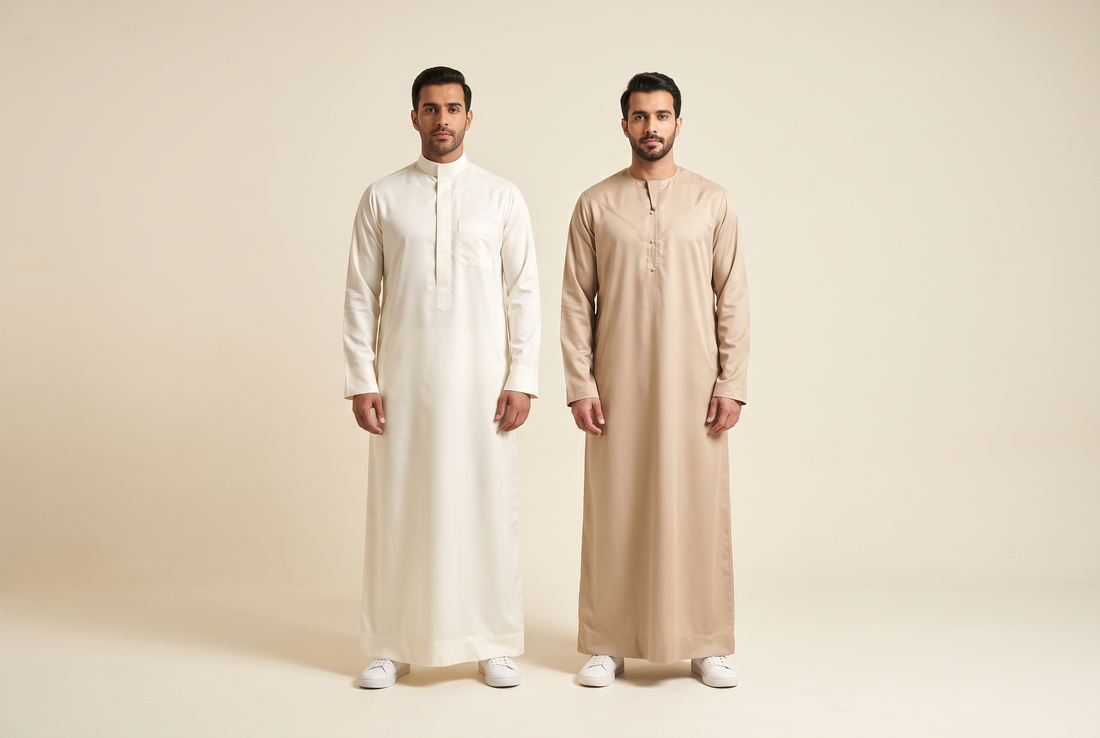 Qamis qatari satiné blanc cassé et qamis saoudien beige côte à côte