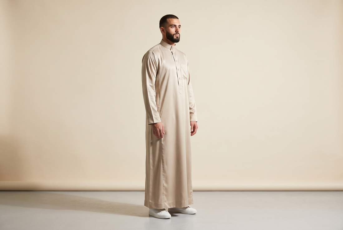 Qamis saoudien satiné beige Omar porté de trois quarts, tombé droit