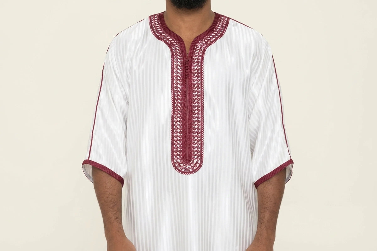 Gandoura homme marocaine blanche portée, plastron brodé bordeaux et rayures satinées