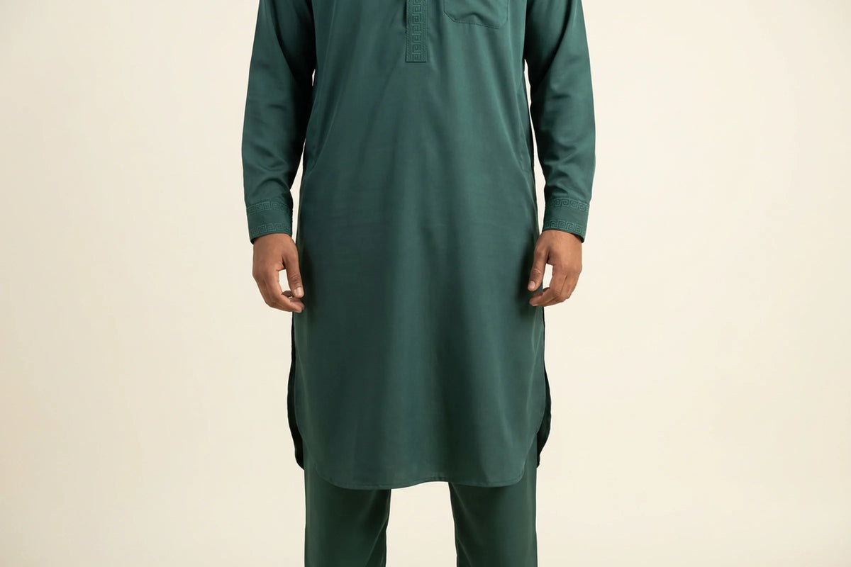 Qamis avec pantalon vert foncé porté, ensemble tunique et pantalon dans le même tissu