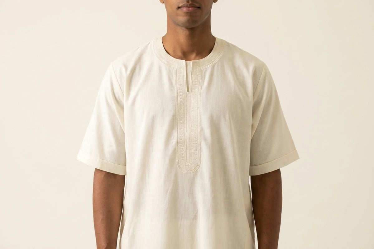 Qamis col rond écru porté, encolure ronde bordée d'une broderie ton sur ton