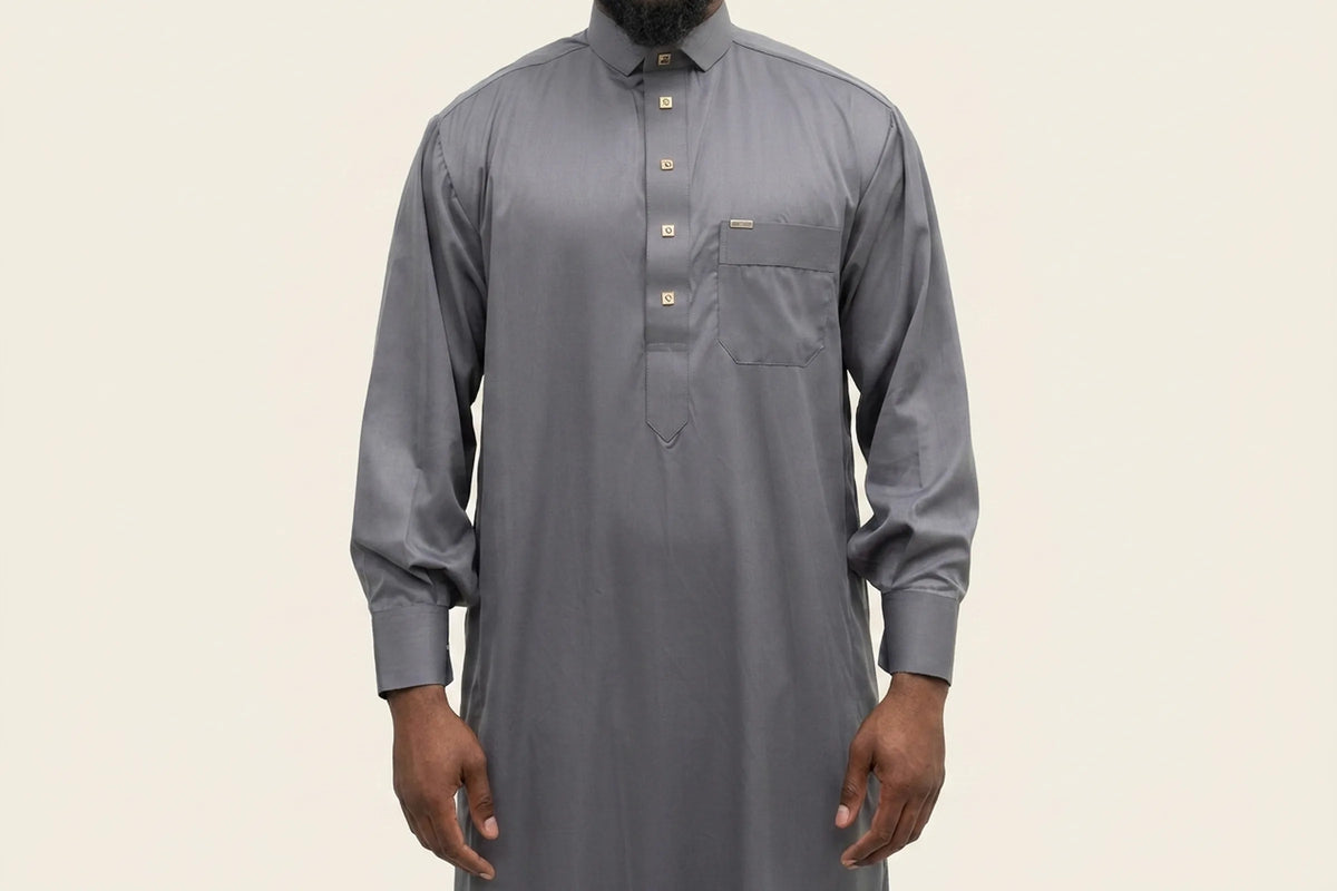 Qamis grande taille gris porté, coupe large aux épaules et tombé ample