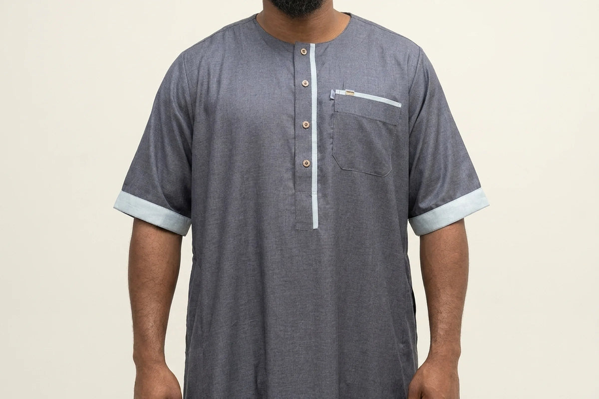Qamis manche courte gris ardoise porté, revers de manche et poche bordés de bleu pâle