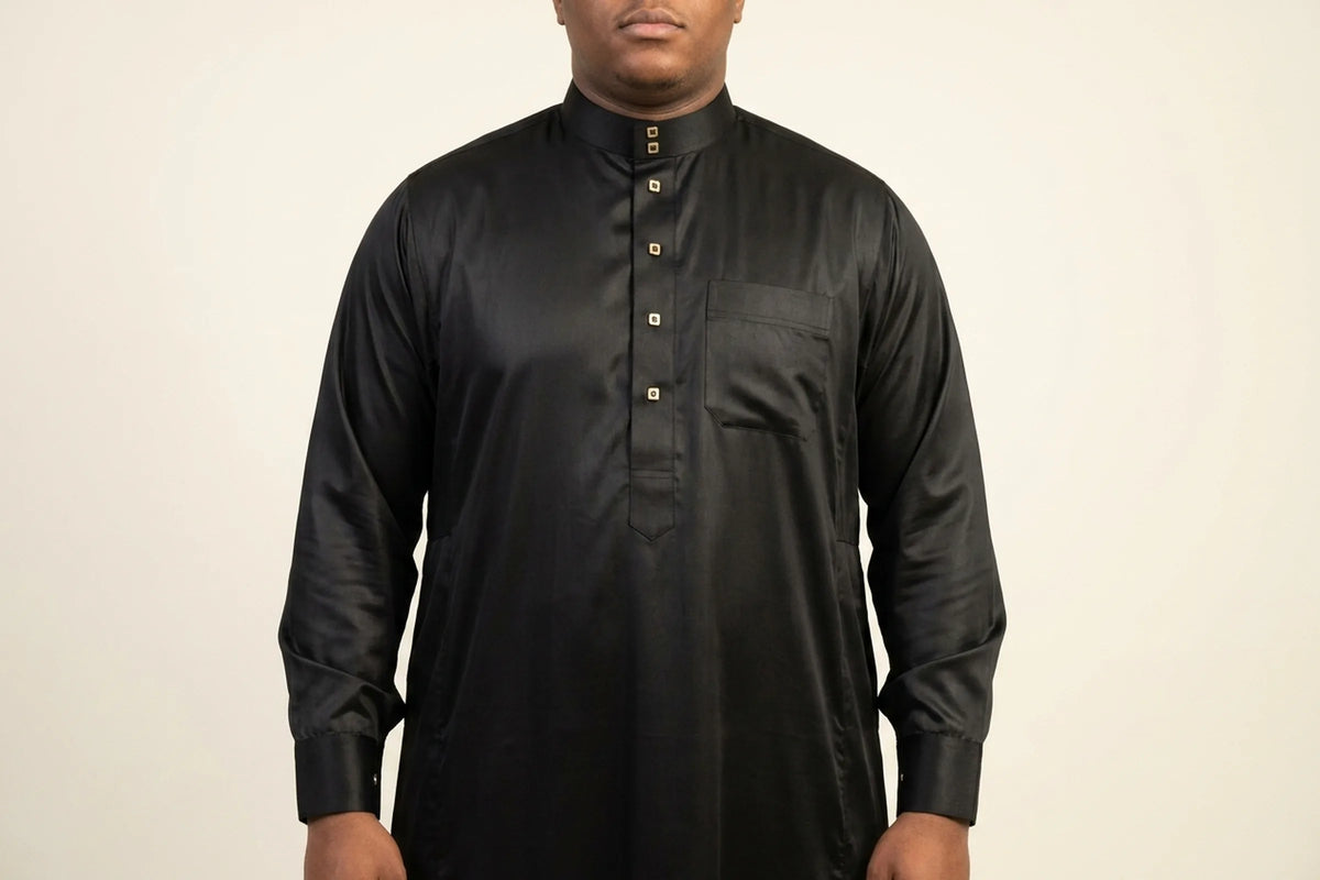 Qamis noir porté, col mao, boutons dorés et satin profond