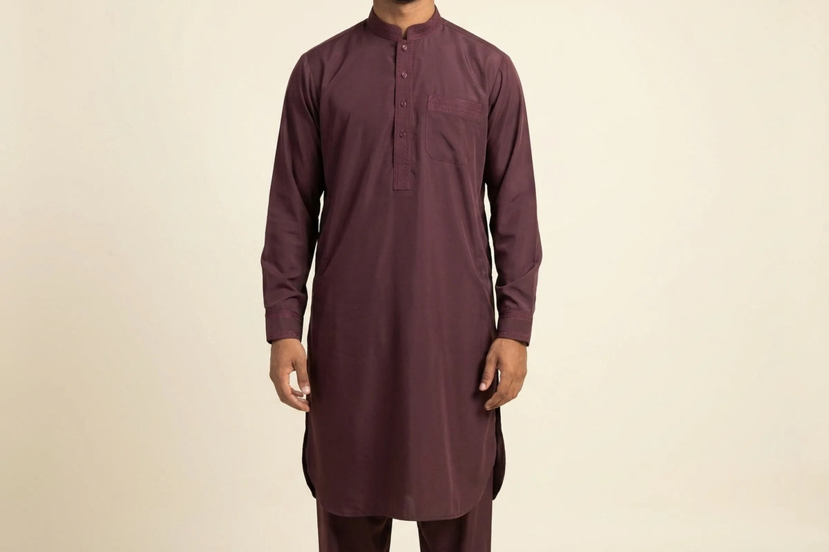 Qamis pakistanais bordeaux porté, ensemble tunique et pantalon assortis, fentes latérales arrondies