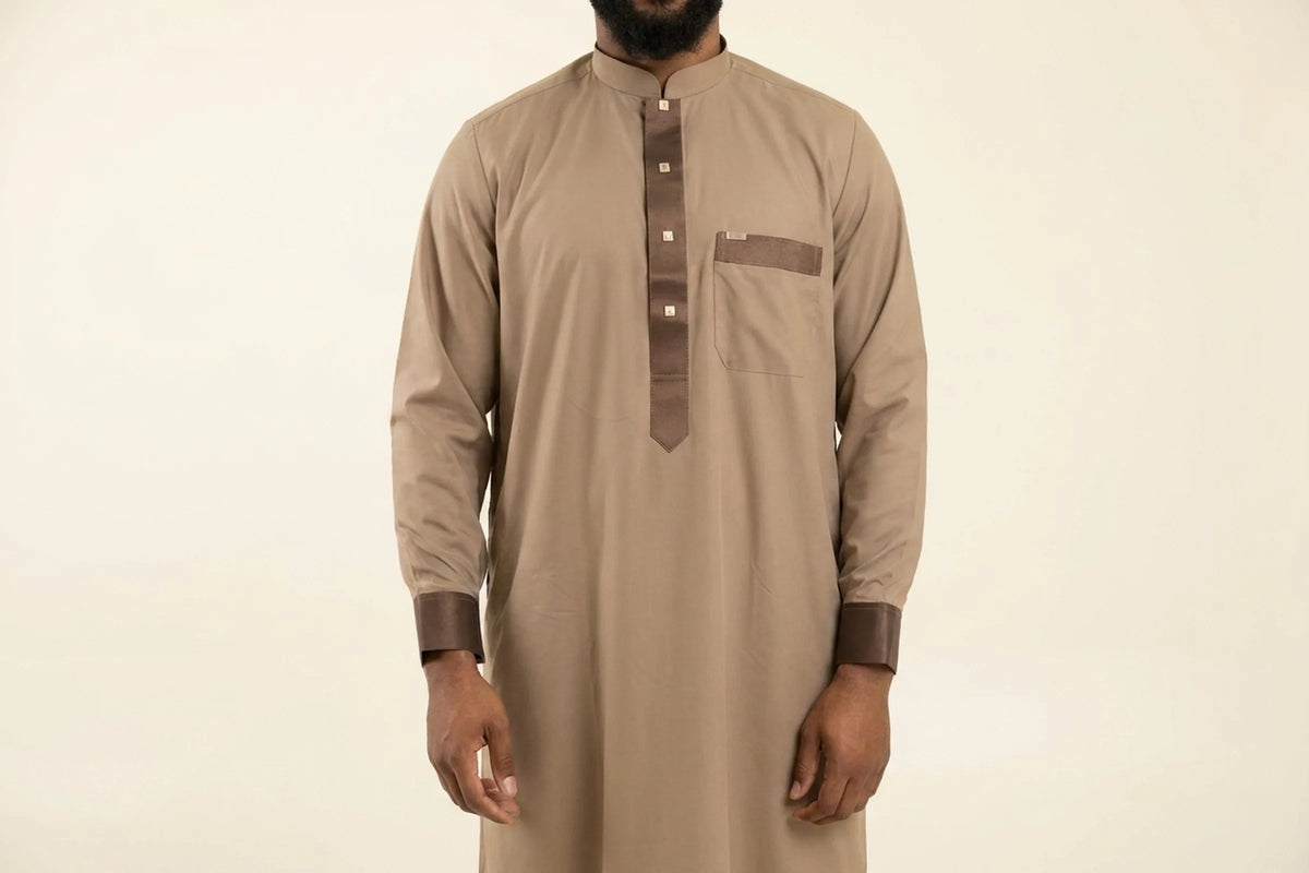 Qamis qatari taupe porté, col et patte en satin contrasté brun