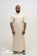 Qamis saoudien satiné Musa beige pour homme, manches courtes et col mao