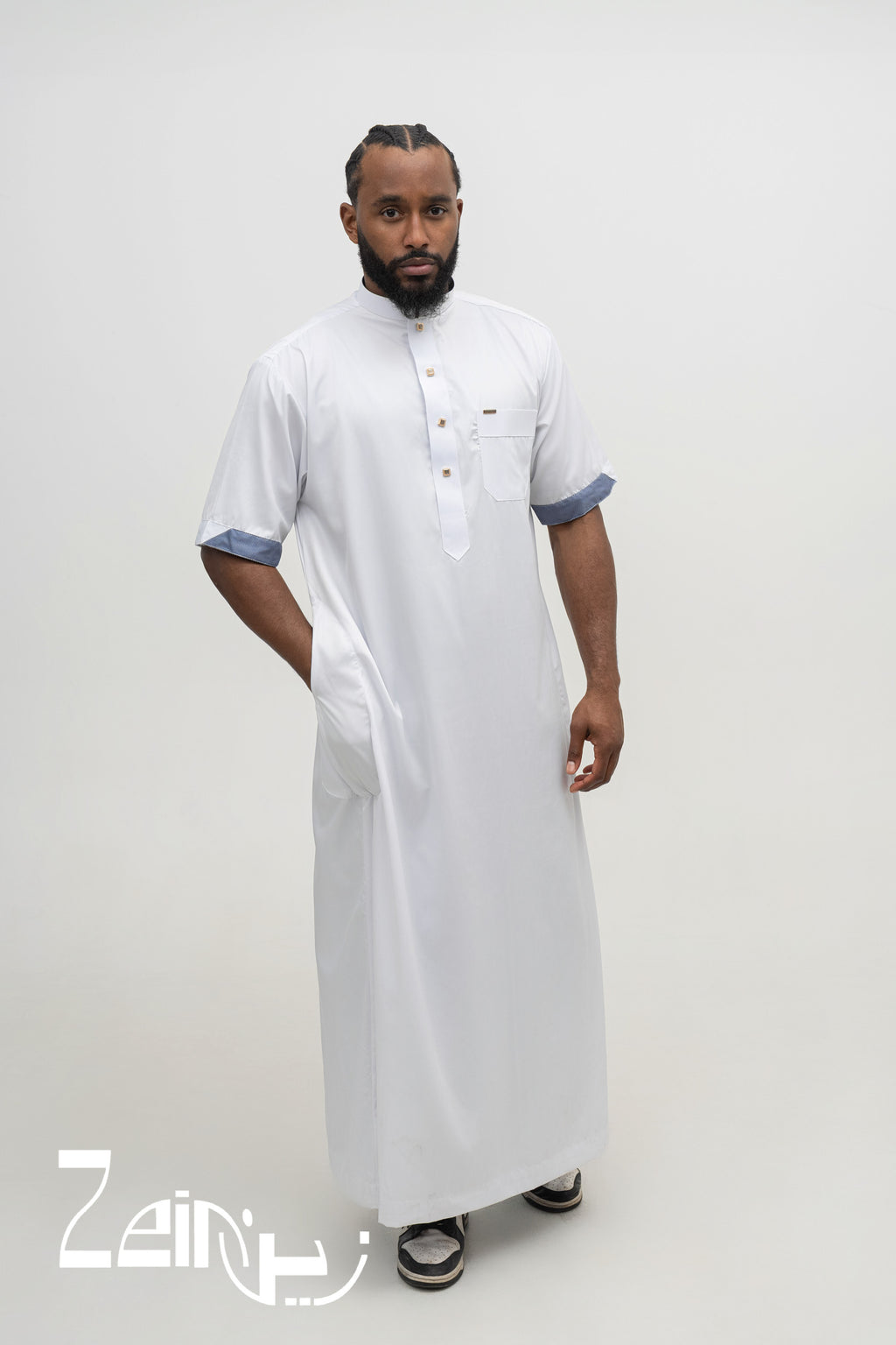 Qamis saoudien satiné Musa blanc pour homme, manches courtes et col mao