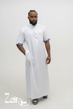 Qamis saoudien satiné Musa blanc pour homme, manches courtes et col mao