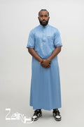 Qamis saoudien satiné Musa bleu pour homme, manches courtes et col mao