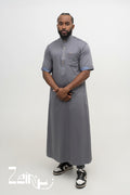 Qamis saoudien satiné Musa gris pour homme, manches courtes et col mao