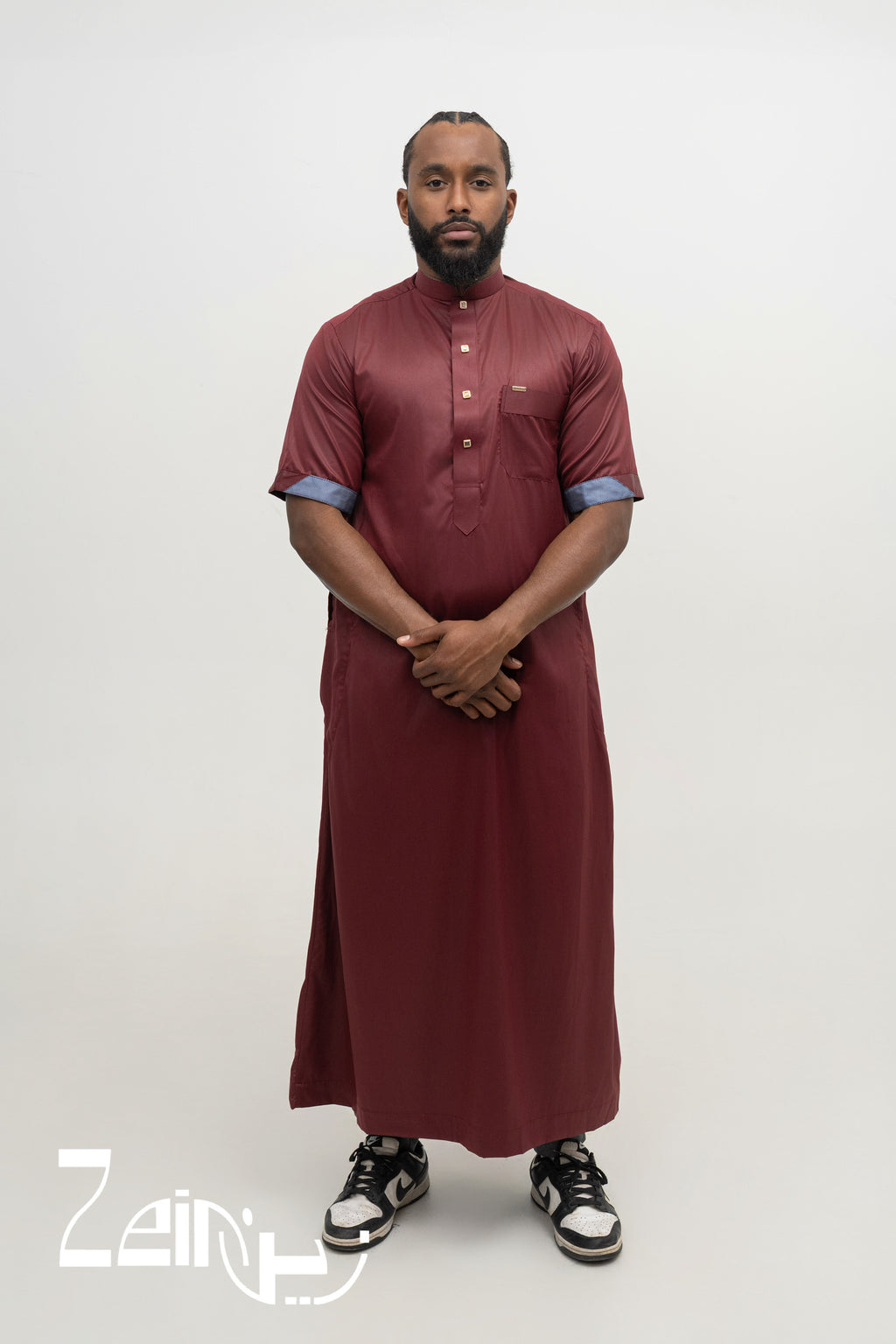 Qamis saoudien satiné Musa bordeaux pour homme, manches courtes et col mao