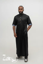 Qamis saoudien satiné Musa noir pour homme, manches courtes et col mao