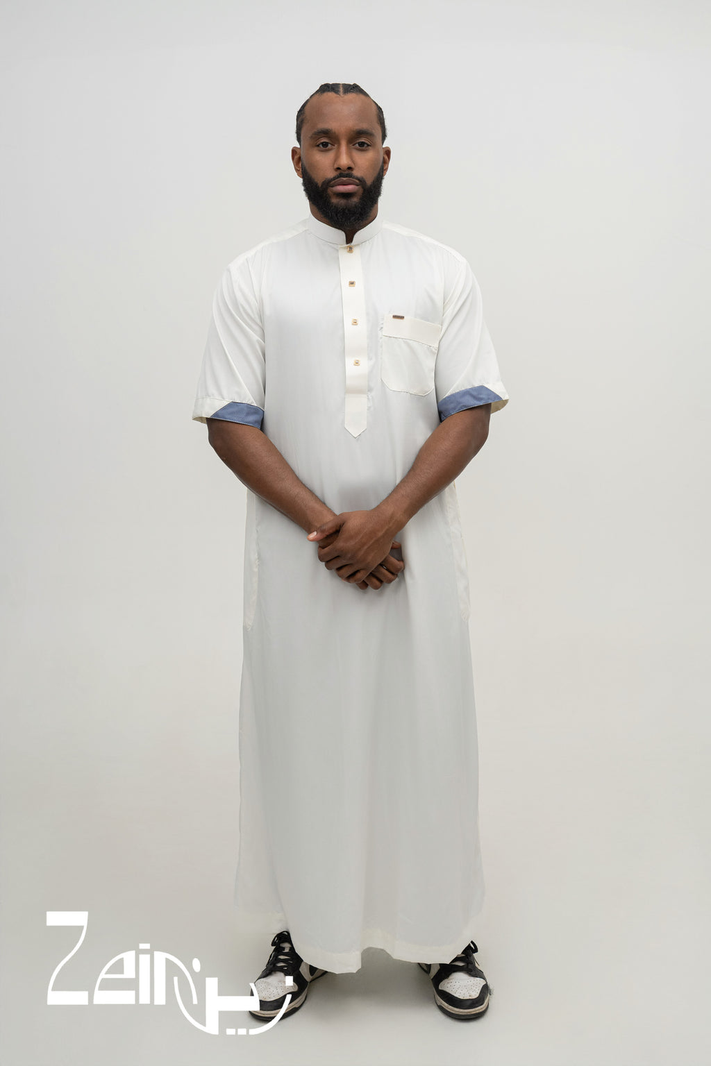 Qamis saoudien satiné Musa blanc cassé pour homme, manches courtes et col mao