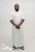 Qamis saoudien satiné Musa blanc cassé pour homme, manches courtes et col mao