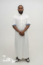Qamis saoudien satiné Musa blanc cassé pour homme, manches courtes et col mao