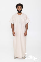 Qamis moderne satiné Nabil beige pour homme, manches courtes et col rond