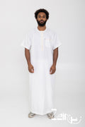 Qamis moderne satiné Nabil blanc pour homme, manches courtes et col rond