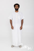 Qamis moderne satiné Nabil blanc pour homme, manches courtes et col rond
