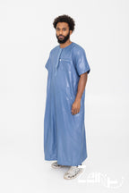 Qamis moderne satiné bleu Nabil, coupe droite et tombé fluide