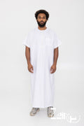 Qamis moderne satiné Nabil blanc cassé pour homme, manches courtes et col rond