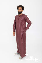 Qamis omani satiné Ayoub bordeaux pour homme, col rond et pantalon assorti