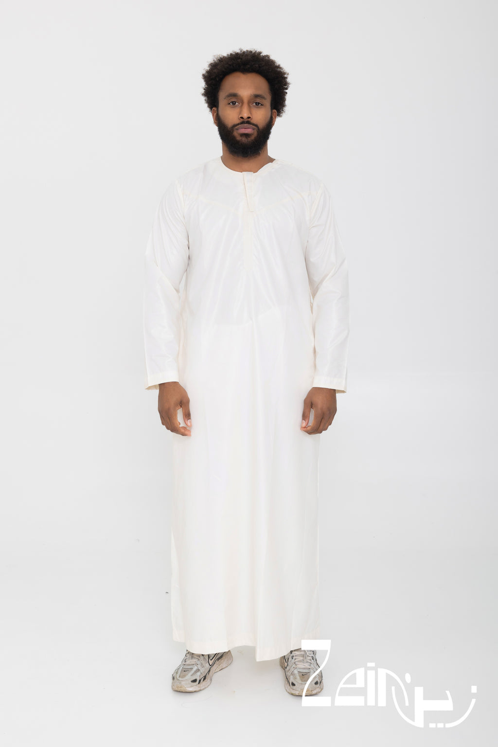 Qamis omani satiné Ayoub blanc cassé pour homme, col rond et pantalon assorti