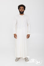 Qamis omani satiné Ayoub blanc cassé pour homme, col rond et pantalon assorti