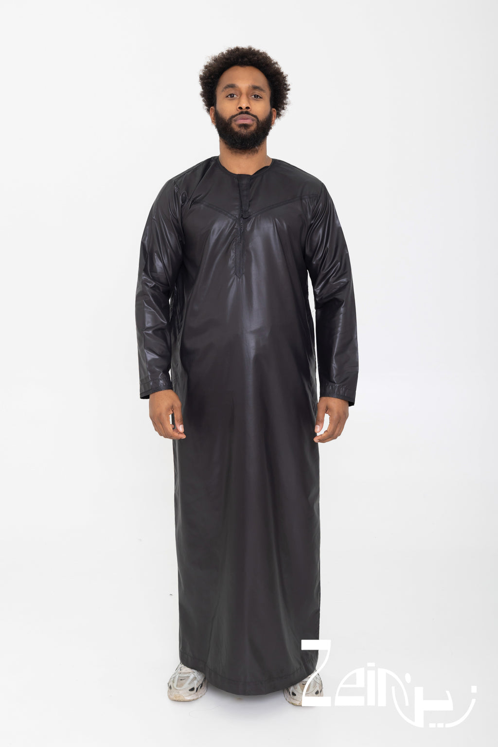 Qamis omani satiné Ayoub noir pour homme, col rond et pantalon assorti