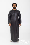 Qamis omani satiné Ayoub noir pour homme, col rond et pantalon assorti