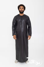 Qamis omani satiné Ayoub noir pour homme, col rond et pantalon assorti