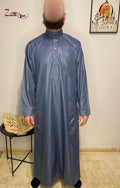 Qamis saoudien Yacoub bleu pour homme, col mao et poche poitrine