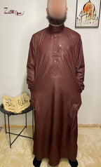 Qamis saoudien Yacoub bordeaux pour homme, col mao et poche poitrine