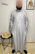 Qamis saoudien Yacoub gris pour homme, col mao et poche poitrine