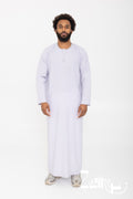 Qamis Omani Hamza gris perle pour homme, col rond et patte de boutonnage brodée