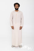 Qamis Omani Hamza beige pour homme, col rond et patte de boutonnage brodée