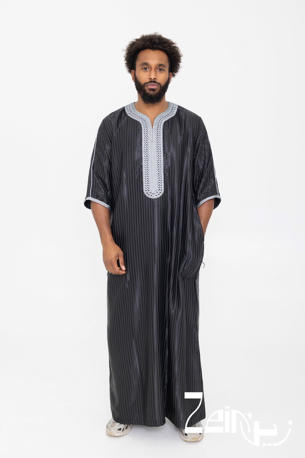 Qamis marocain satiné Jad noir pour homme, manches courtes et col brodé