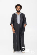 Qamis marocain satiné Jad noir pour homme, manches courtes et col brodé