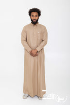 Qamis qatari Ahmed taupe pour homme, avec col et pantalon assorti
