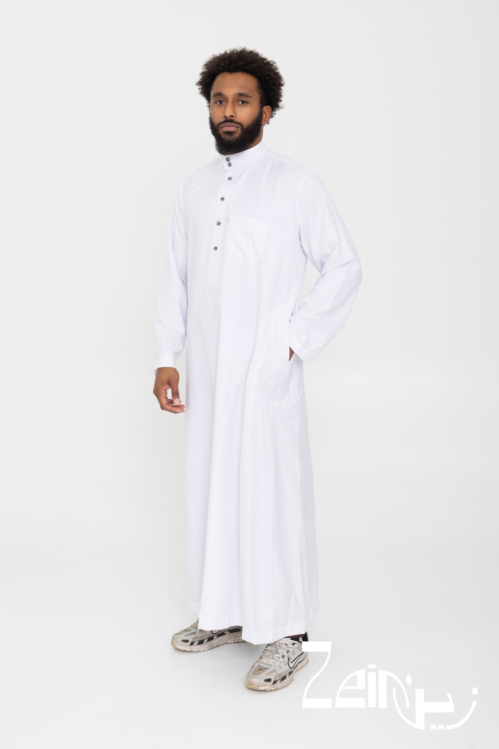 Qamis Tarek blanc pour homme, col montant et poche poitrine