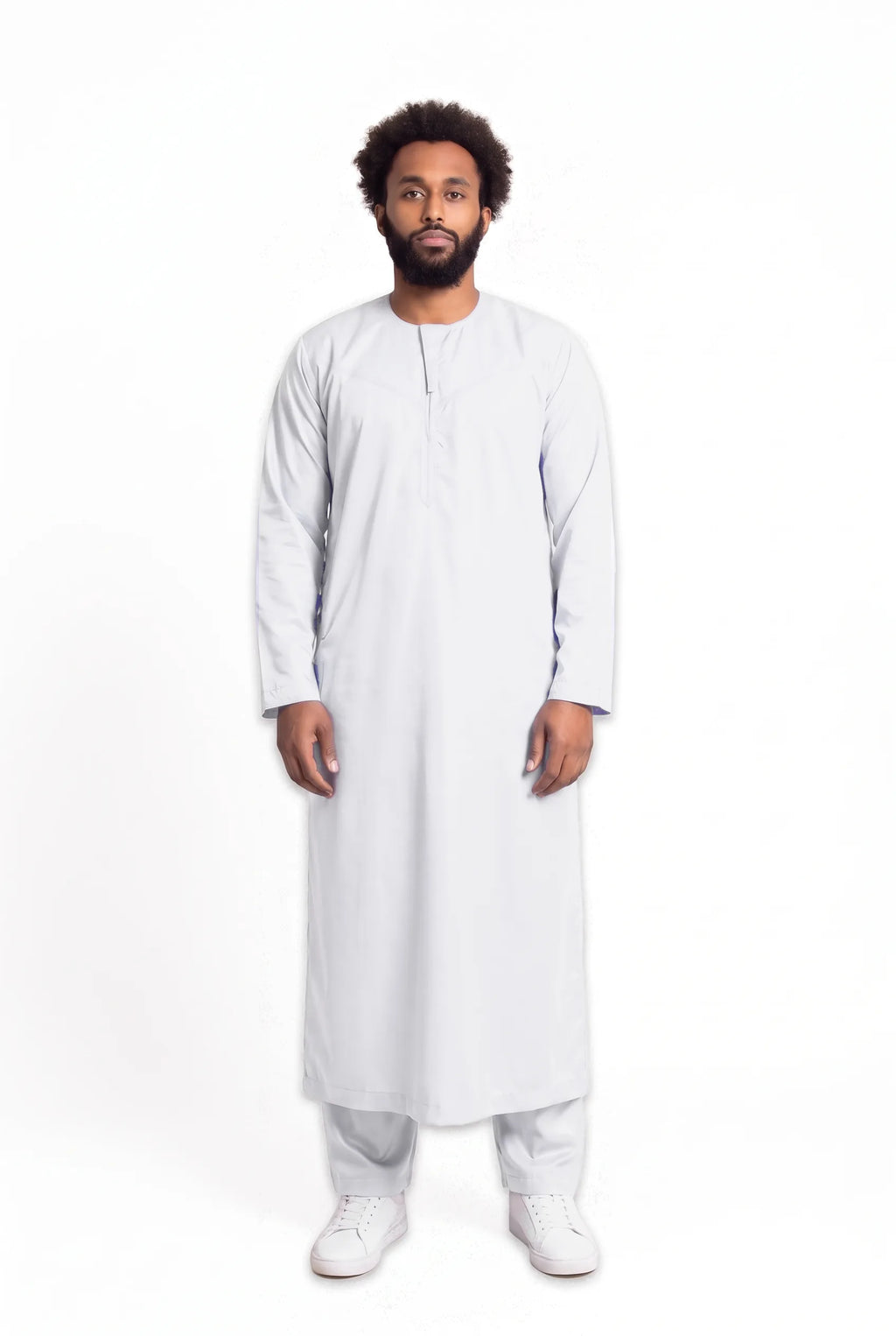 Qamis omani satiné blanc Ayoub porté de face, vue en pied sur fond blanc
