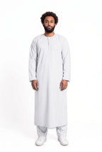 Qamis omani satiné blanc Ayoub porté de face, vue en pied sur fond blanc