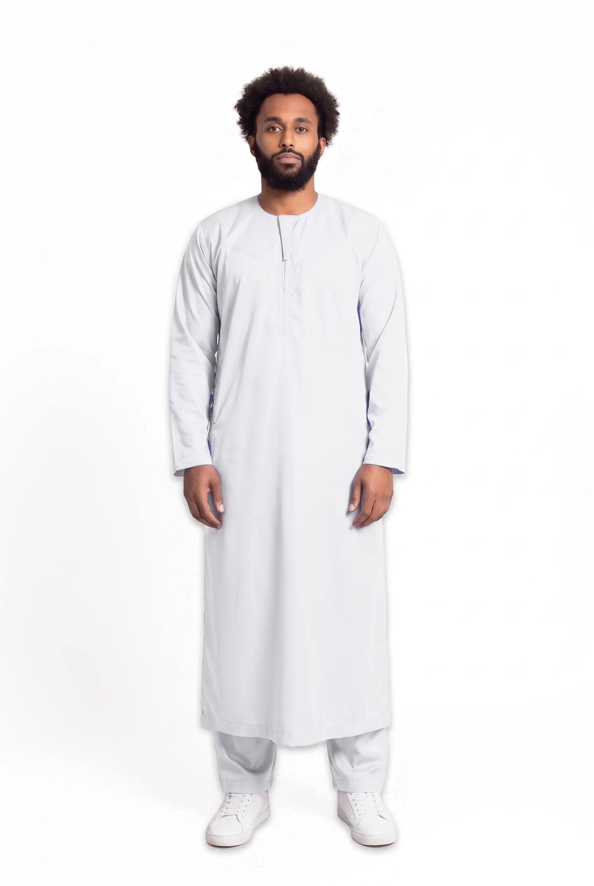 Qamis omani satiné blanc Ayoub porté de face, vue en pied sur fond blanc
