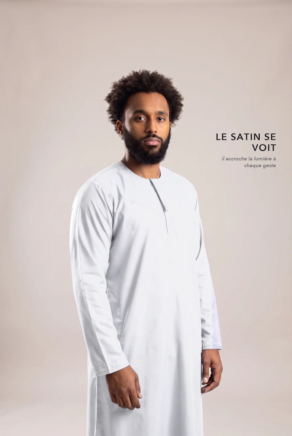 Satin brillant du qamis omani blanc Ayoub révélé en lumière rasante
