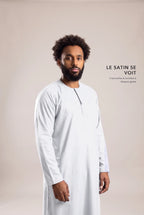 Satin brillant du qamis omani blanc Ayoub révélé en lumière rasante
