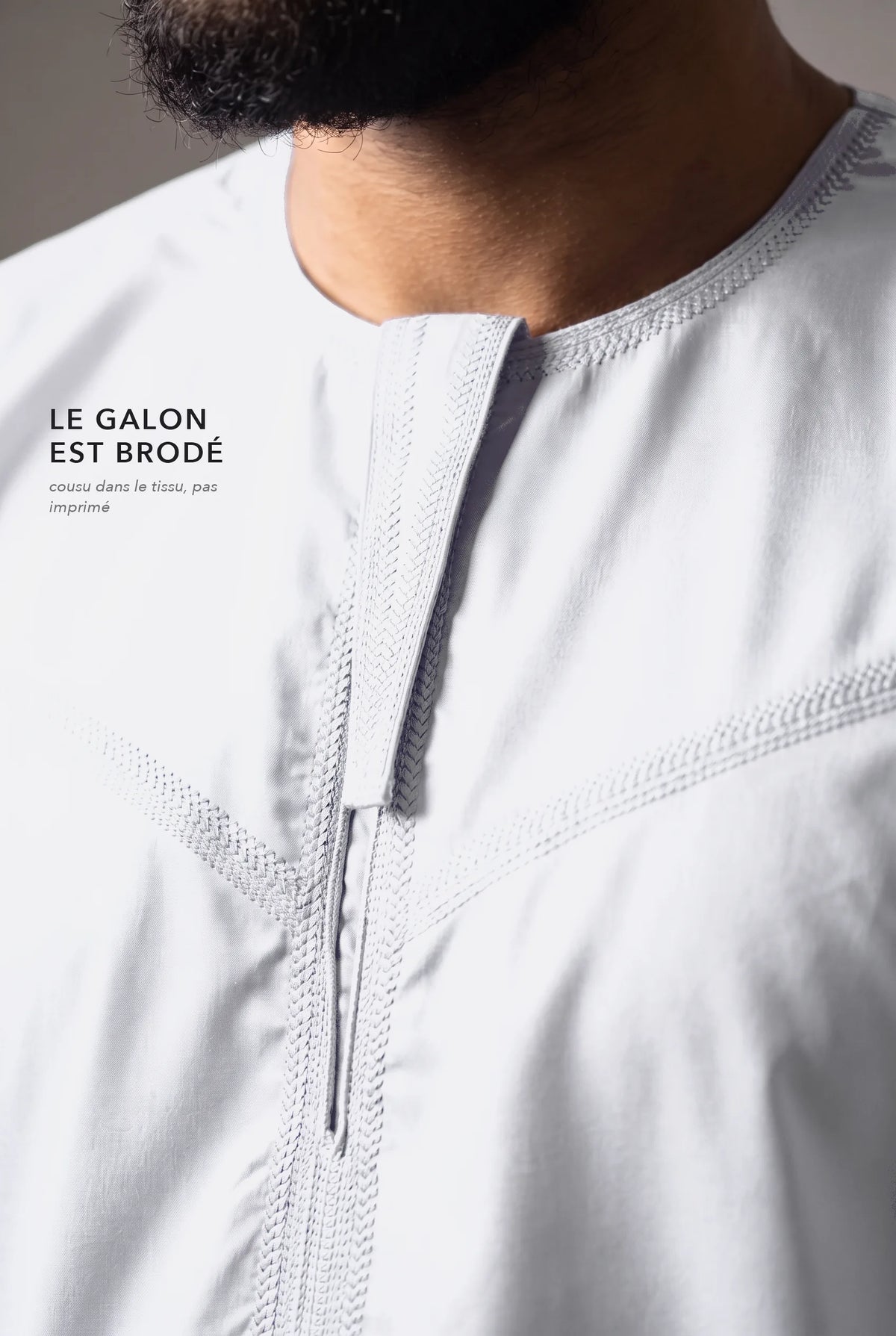 Galon brodé en chevrons ton sur ton du qamis Ayoub blanc, macro
